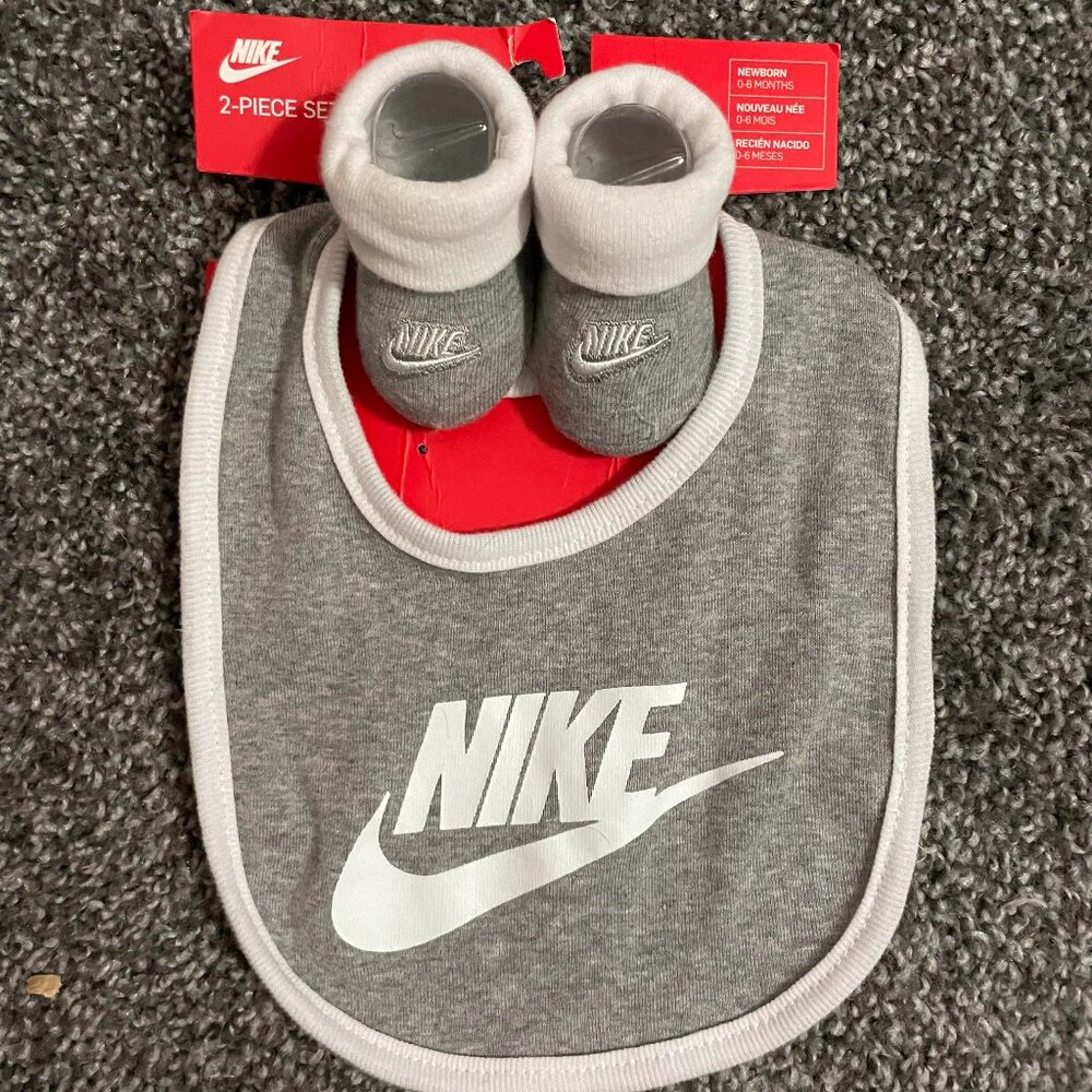 NWT Nike Baby's Bib and Bootie Set, perfect for newborns aged 0-6 months!